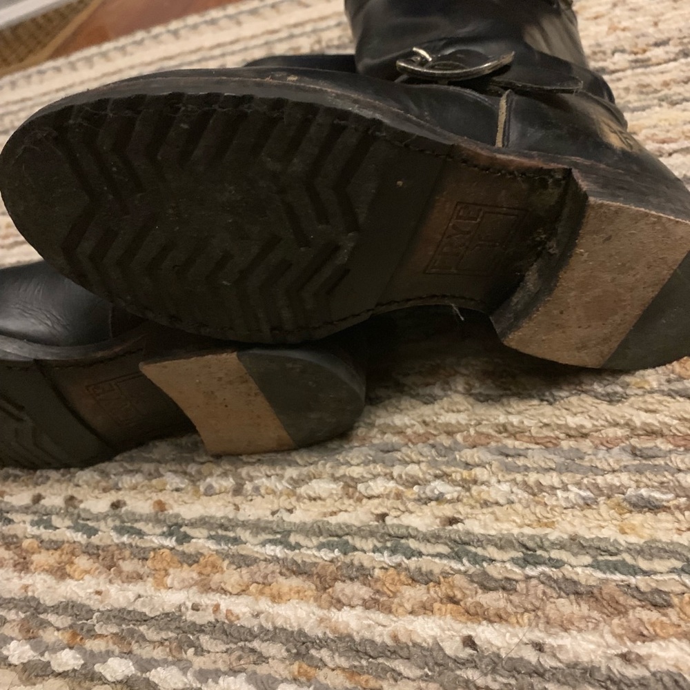 Used Frye Veronica Short Boots distressed - Picture 6 of 8